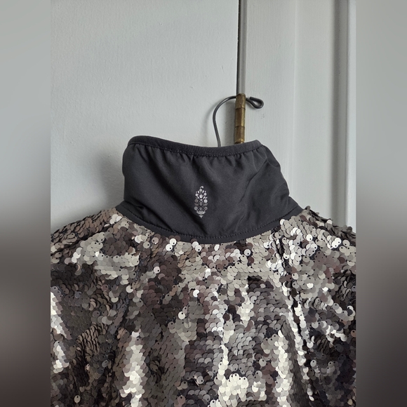 Free People Movement Hit The Slopes Silver Metallic Sequin Shiny Jacket Size XS - Picture 6 of 7
